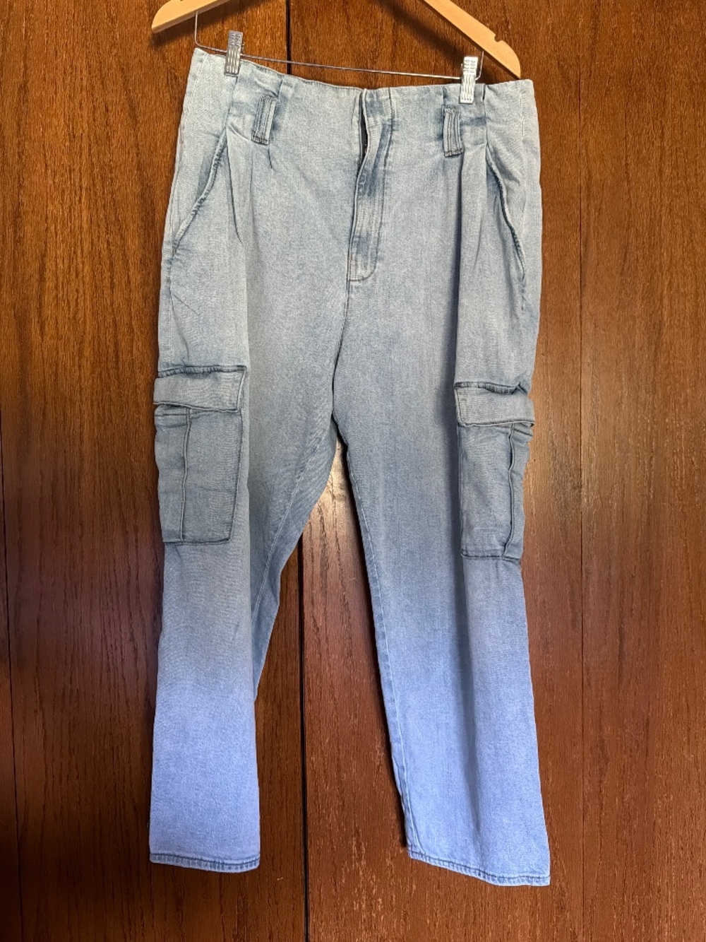 ankle crop with high waist and side pockets